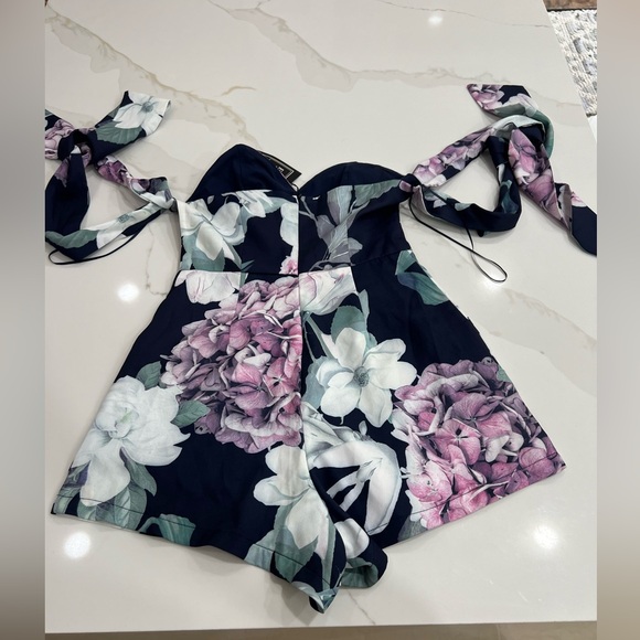 Floral Romper size small - Picture 4 of 7